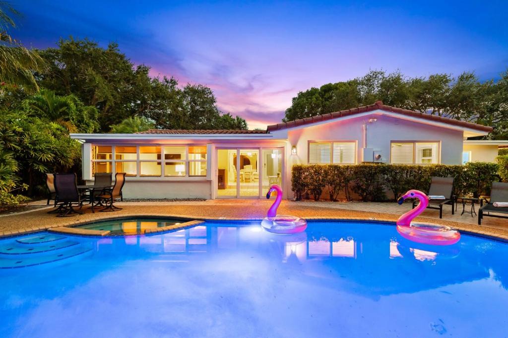 Lighthouse Point House | Solar Heated Pool Spa Tiki Hut Huge Backyard Hammock Retro Bikes