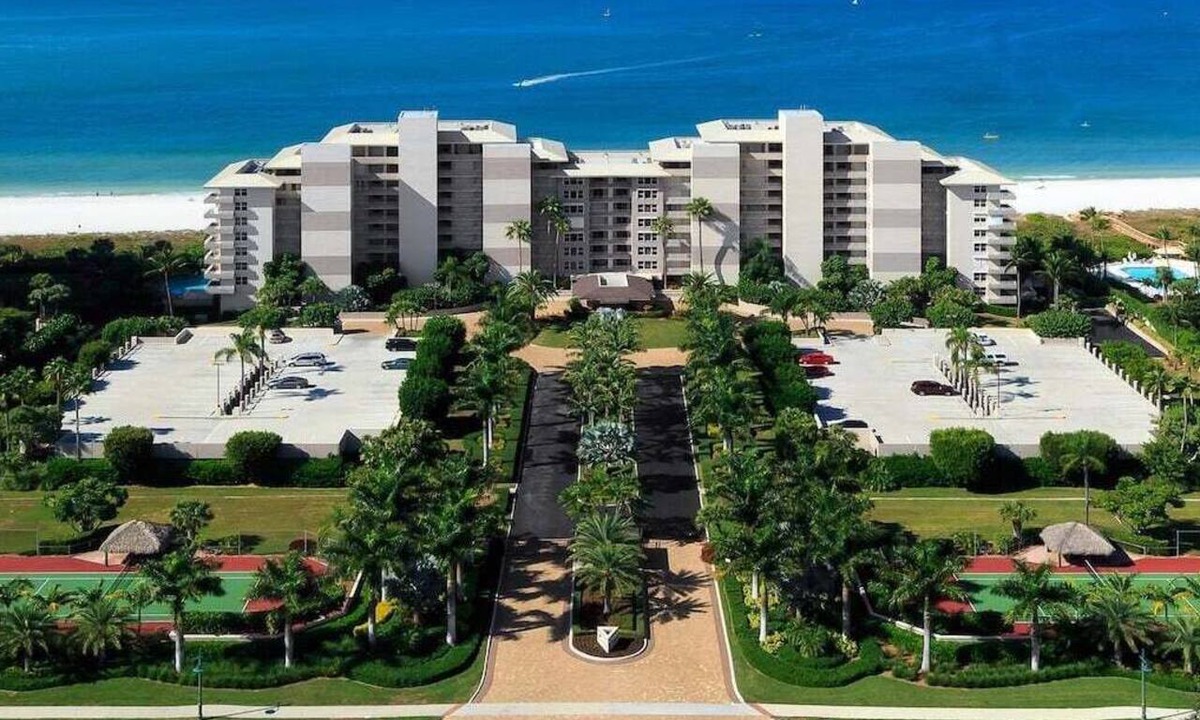 Marco Island Condo | SOMERSET 812 - Weekly Beachfront Vacations Permitted!