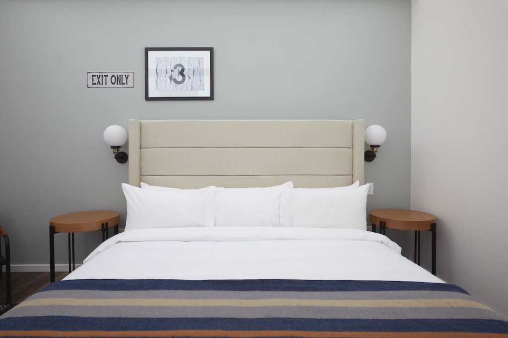 Queen Village Apartment | Sonder | The Queen | Simple Room