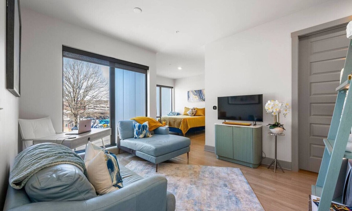 Home Park Apartment | Sophisticated Midtown Apartment w/Gym and Pool