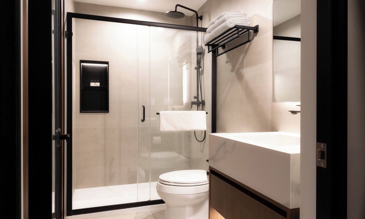 Center City West Hotel | Sosuite - City View Queen Room w Desk