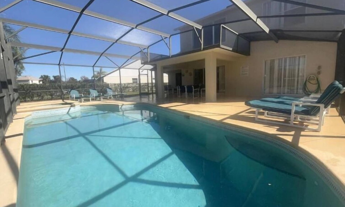 Crescent Lakes House | South Facing W/Private Pool & Spa