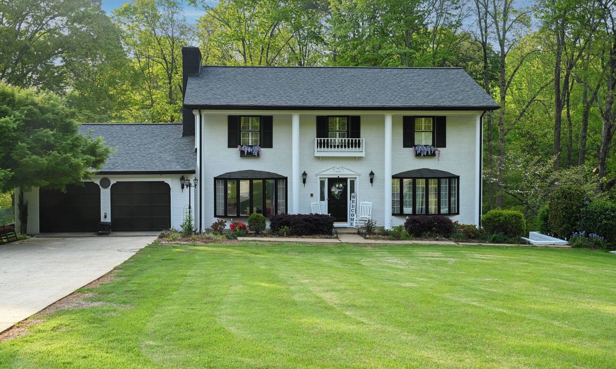 Gainesville House | Southern home and fishing lake