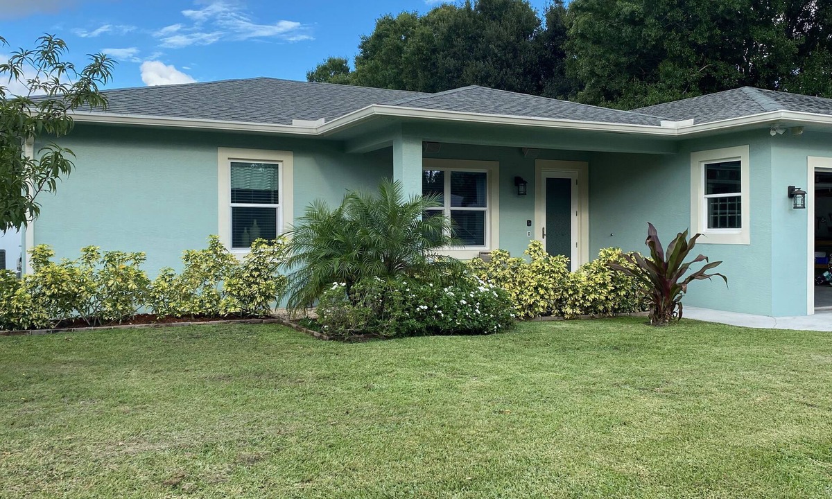 Jupiter House | Southern Memories - Buttonwood: Dog friendly, quiet fenced yard