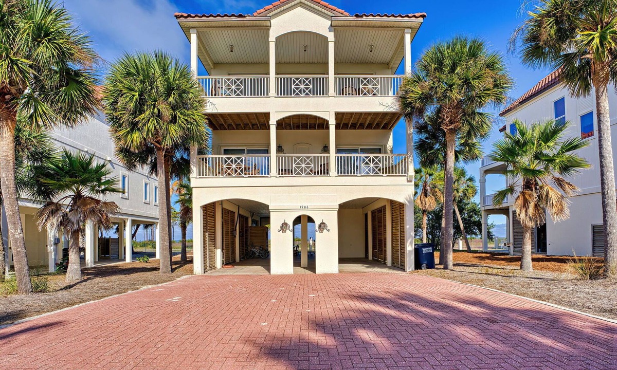 East End House | Southern Star - Across Street From Beach, Bay Views. Community Pool!