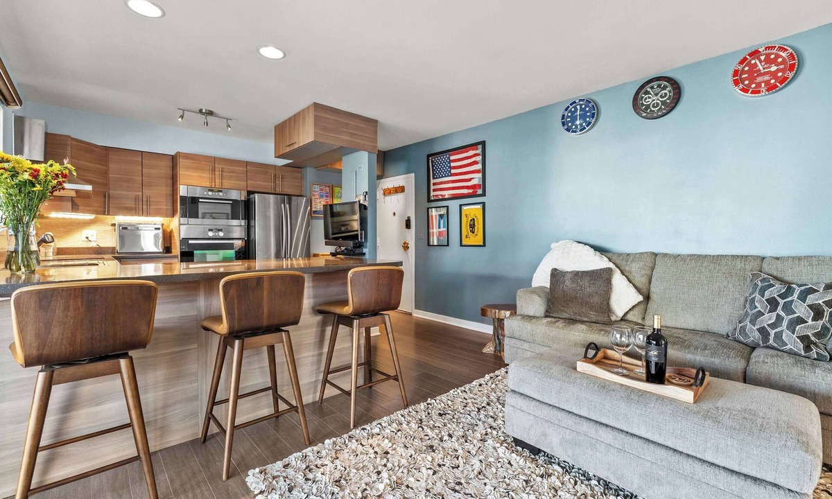 Eastport Apartment | Spa Creek Condo | Pool, Deck & Parking