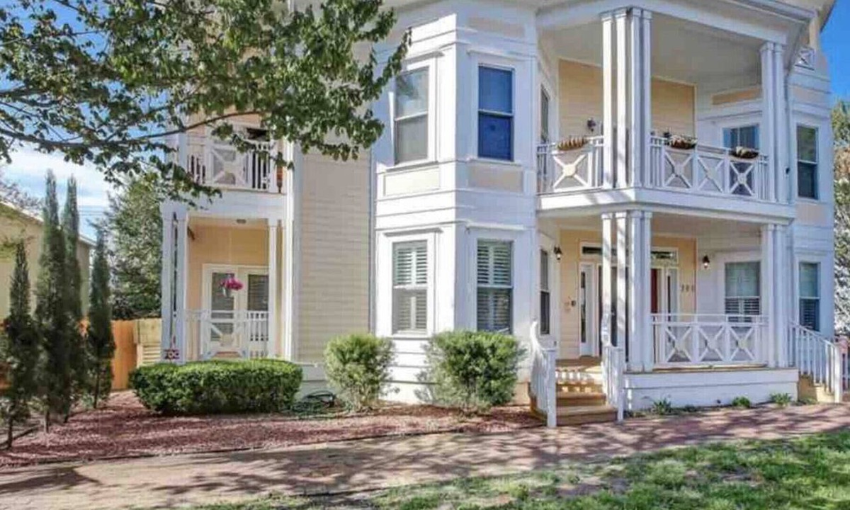 Historic Downtown Savannah Apartment | Spacious 2 bedroom apartment next to Forsyth Park