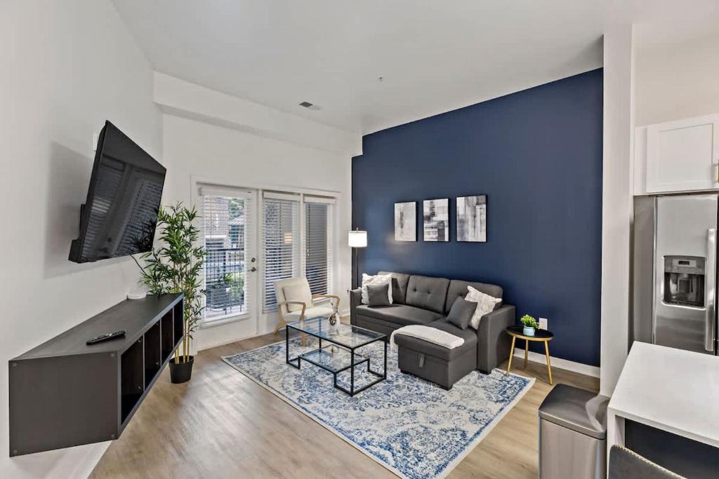 Cherry Apartment | Spacious 2BD - 5 Min DT, Gym, Parking, W-D - Sleep 12