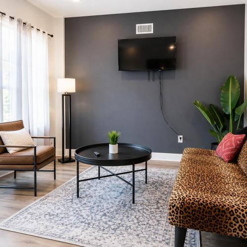 Kensington Apartment | Spacious 2BR2BA for 6 3 Beds WD Fast WiFi
