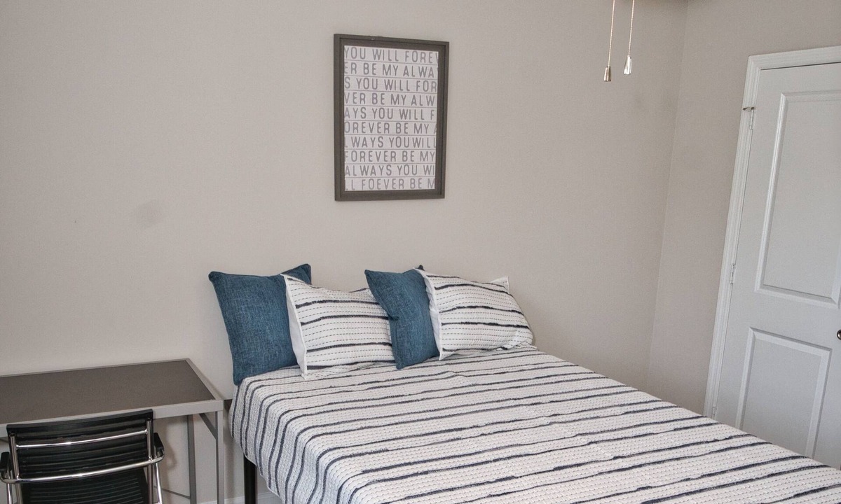 Athens Apartment | Spacious 3-bedroom apartment in cool Athens with WiFi, AC