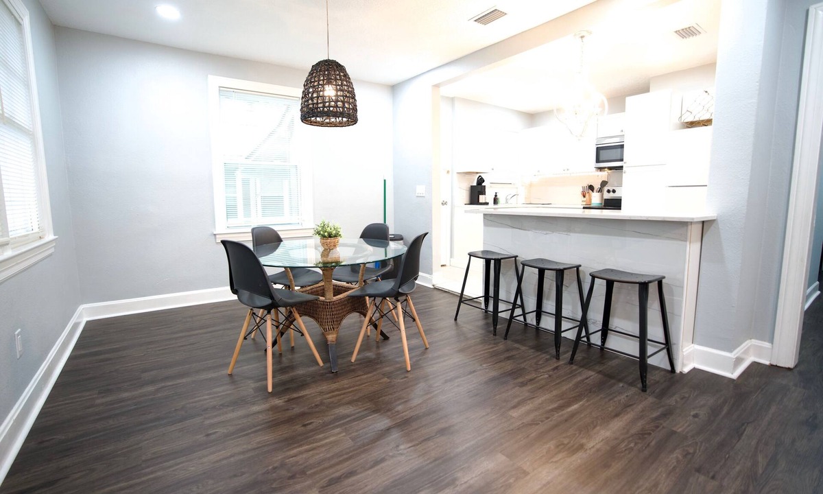 Lakeshore South House | Spacious 3 Bedroom Home w/Screened In Outdoor Patio