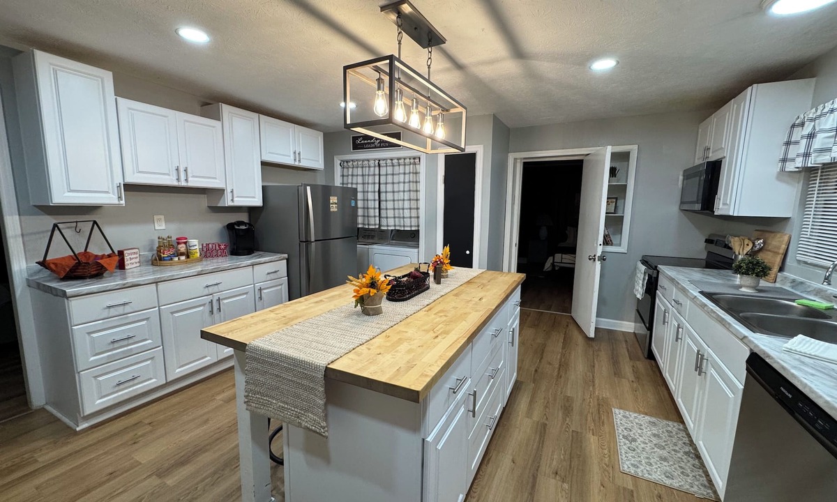 Knoxville House | Spacious 3BR Furnished Home Near UT & Hospitals - No Cleaning Fee