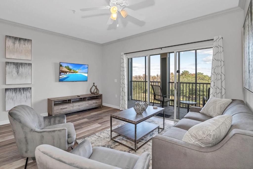 West Kissimmee Apartment | Spacious 3BR Near Disney - Pool and Hot Tub!