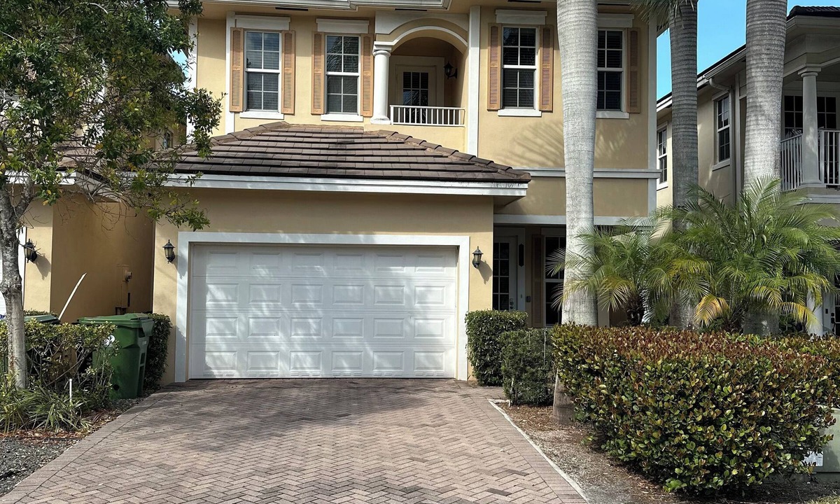 River Oaks House | Spacious 4 bedroom/2.5 bathrooms/Private Free-Standing House