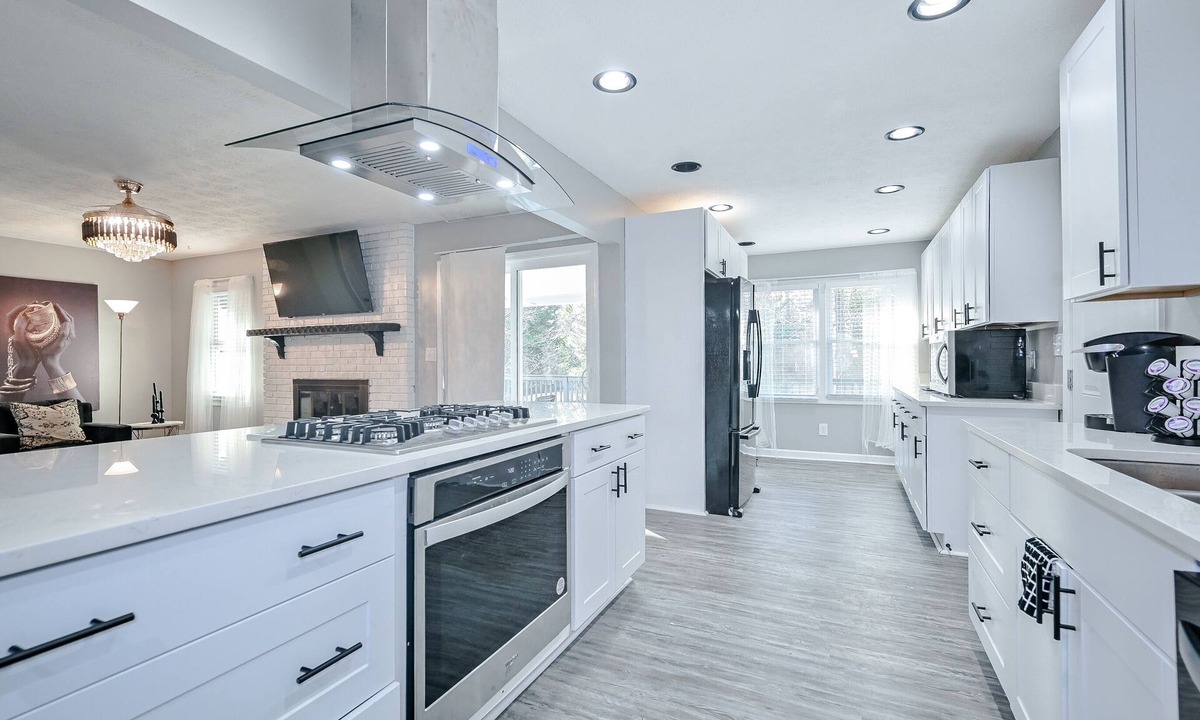 Cliftondale House | *Spacious 4 Bedroom home w 1.1 acre backyard 10 mins Airport*