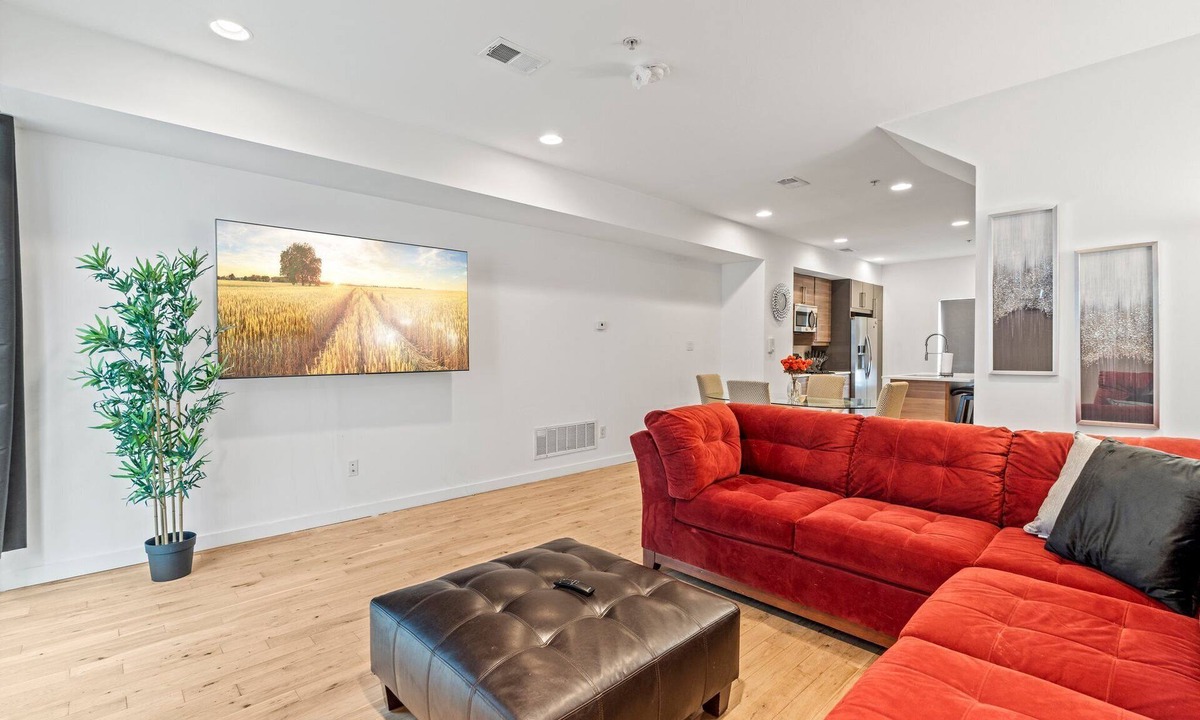 Poplar House | Spacious 4-bedroom house with HotTub&King Bed in phenomenal Philadelphia