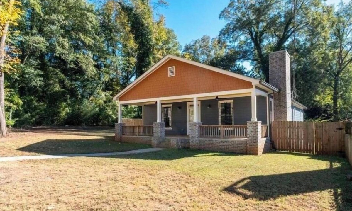 West End House | Spacious 4 br 3 ba! Minutes to Benz stadium, airport, downtown, and AU Center.