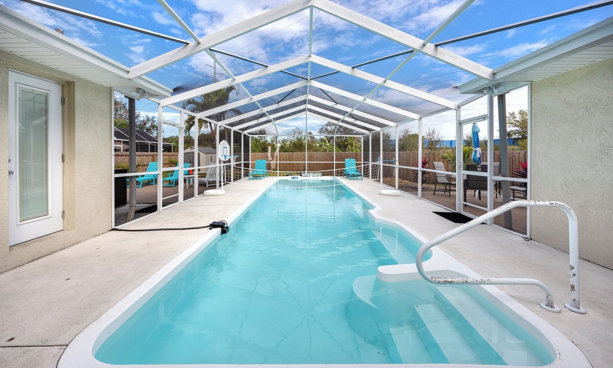 Largo House | Spacious 5-bedroom 3 bath house in Largo with heated pool and hot tub