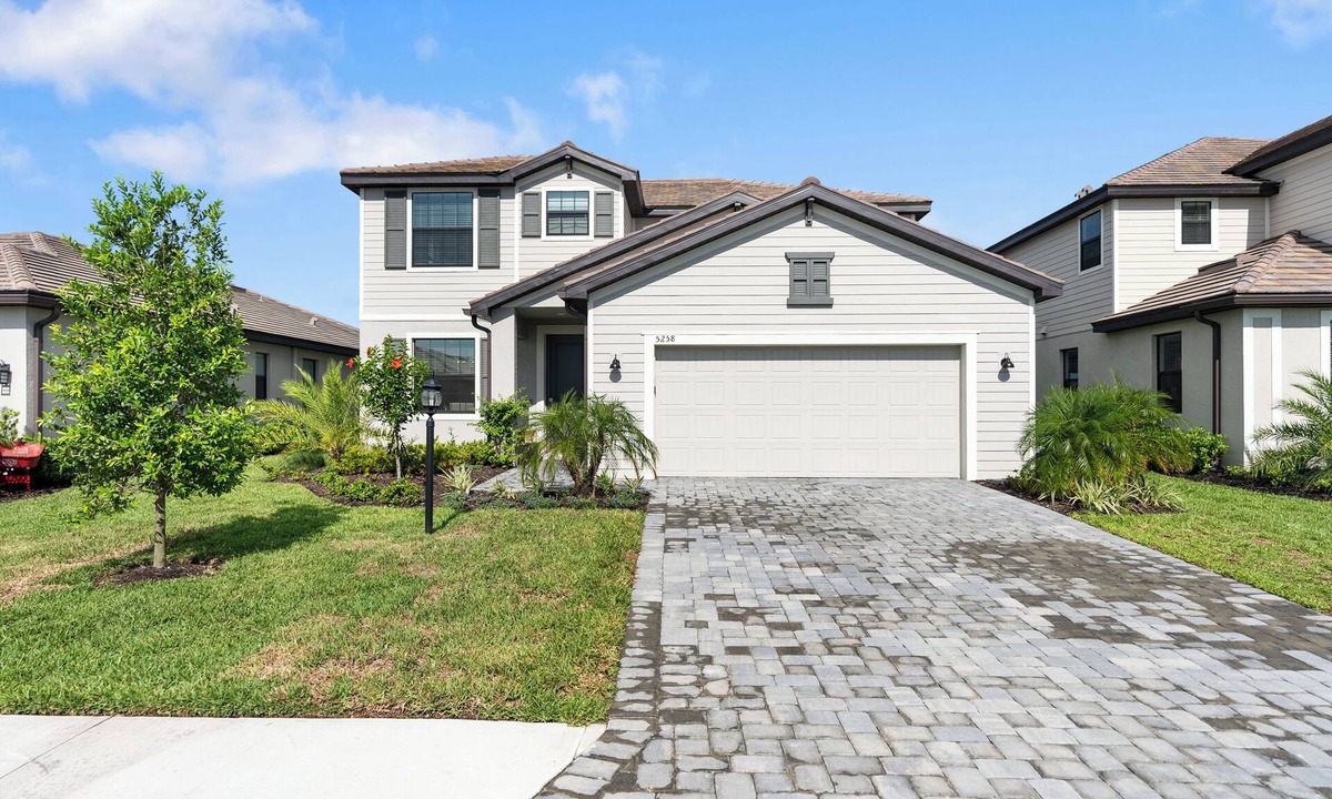 Lakewood Ranch House | Spacious 5-bedroom house in the resort style Community of Lorraine Lakes!