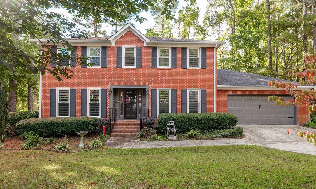 Evans House | Spacious 5-bedroom house in fabulous Evans with AC, community pool, fitness area