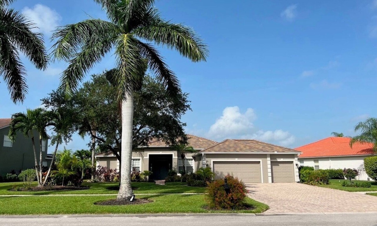 Valencia Lakes House | Spacious 5-bedroom house in superb Naples with AC, WiFi, pool and much more.