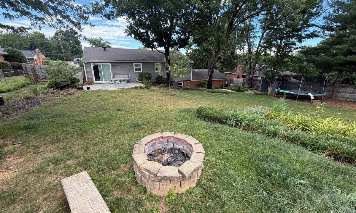 Cave Spring House | Spacious 5-bedroom house with fenced in backyard in Roanoke, Virginia.