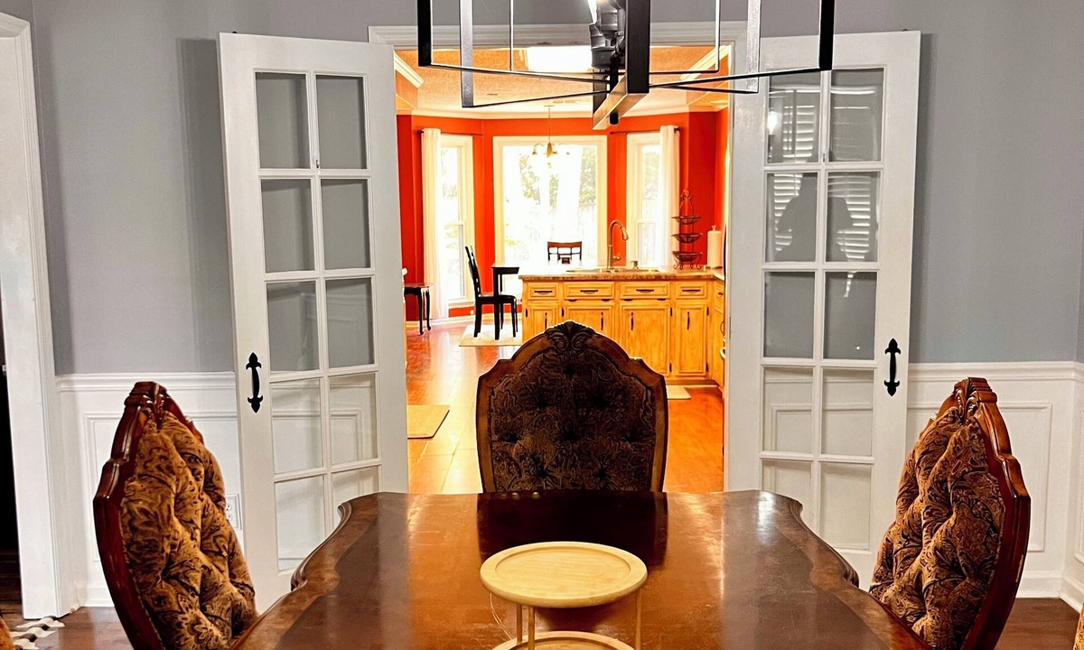 Evans House | Spacious 5BR Evans Retreat with 2 Master Suites