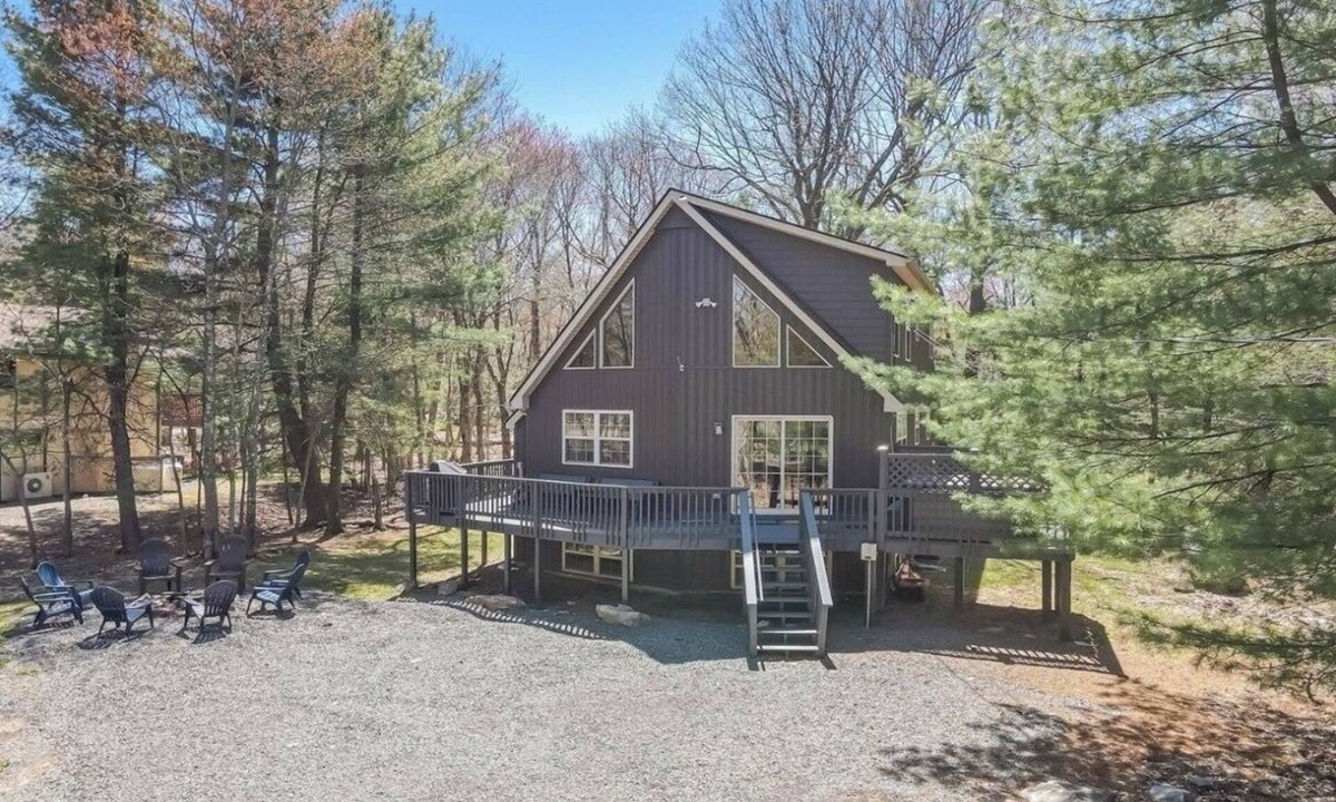 Lake Harmony Estates Ski Chalet | Spacious 6-bd chalet in Lake Harmony, Hot tub, WiFi, AC, Lake Access