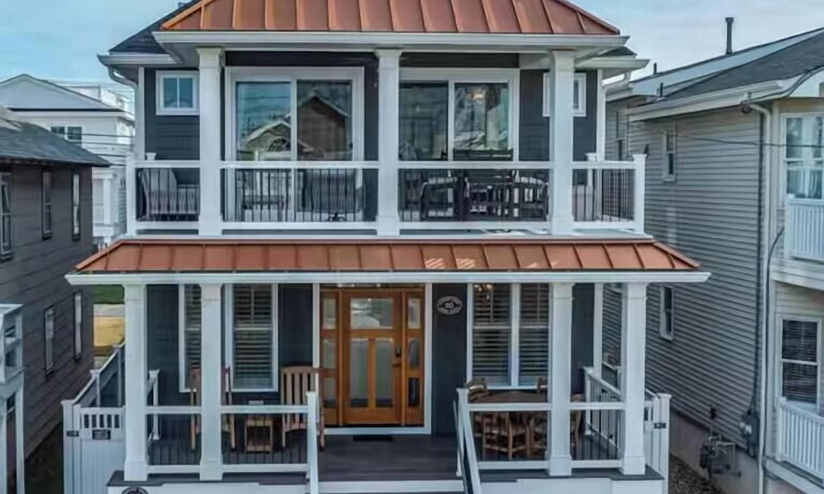North End House | Spacious 6BR/4.5BA, sleeps 16 Rooftop & Boardwalk, linens included, grill