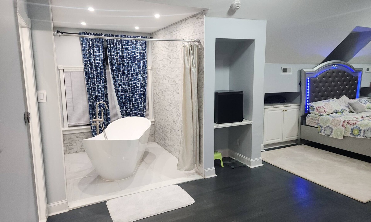 Feasterville-Trevose House | Spacious 7-bedroom house in marvelous Feasterville-Trevose with AC