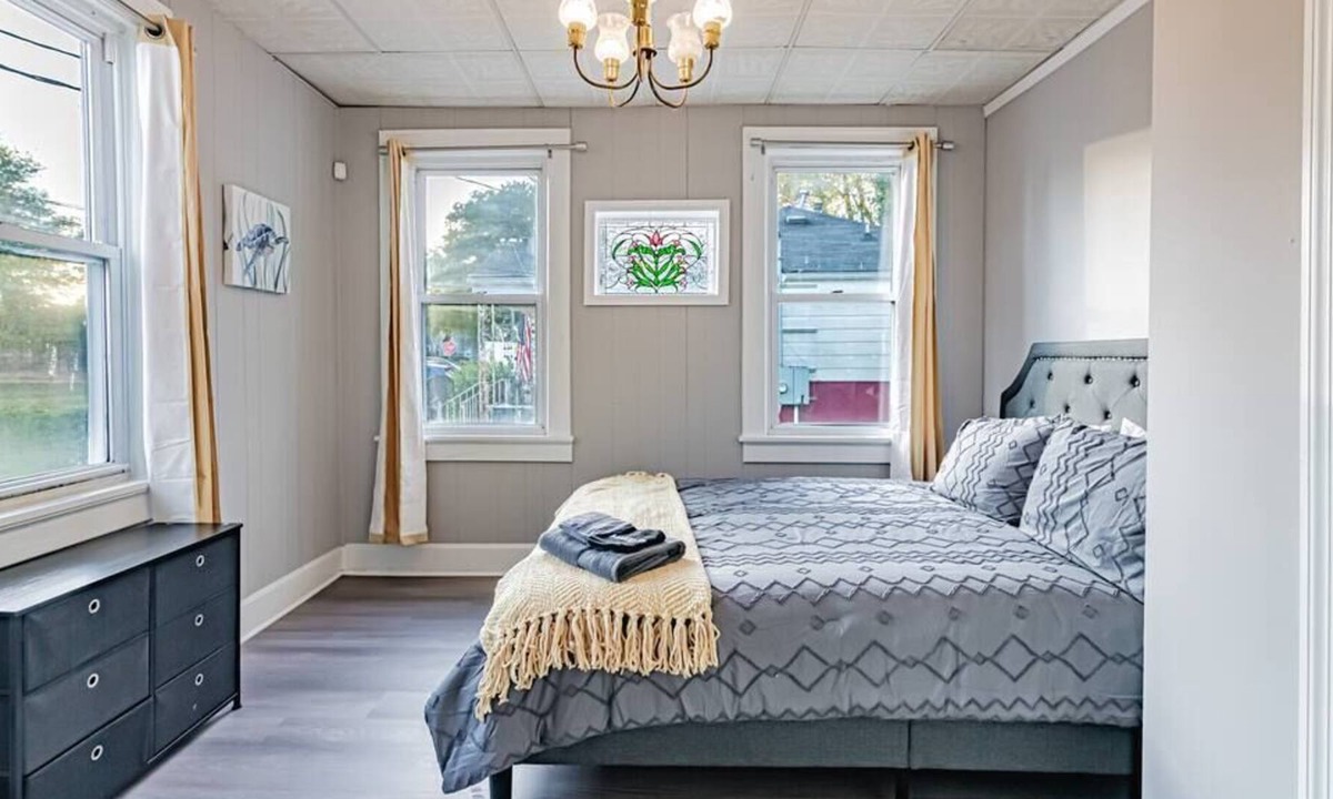Midtown House | Spacious and Renovated 3 BR Cottage Medical Distr