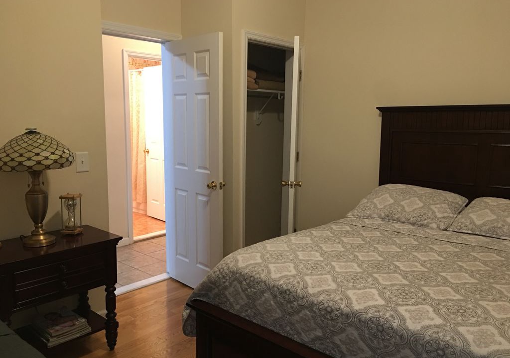 West Side Apartment | Spacious apt very close to NYC (FREE PARKING SPACE) Sleeps 9 ppl.
