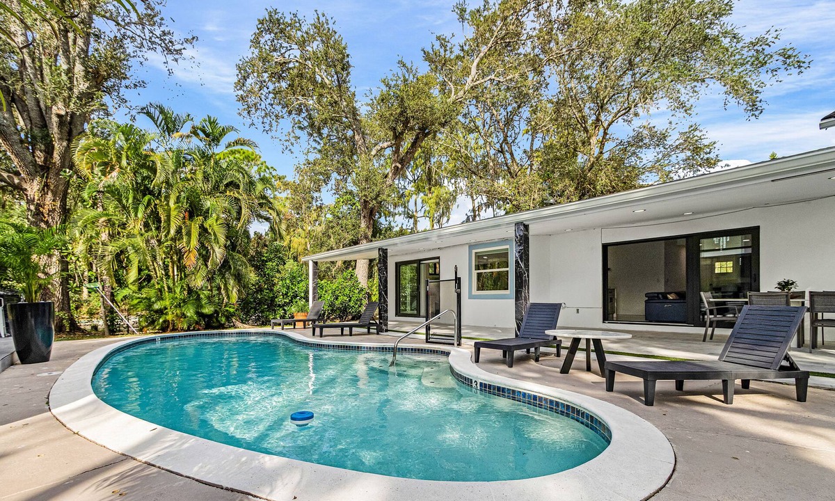 Naples House | Spacious Beach Retreat 10 minutes from the Beach - pet friendly w/fee