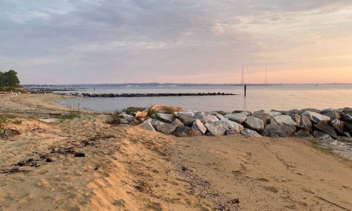 Annapolis House | Spacious beachfront home with decks, gas grill, wet bar, gas fireplace, and W/D