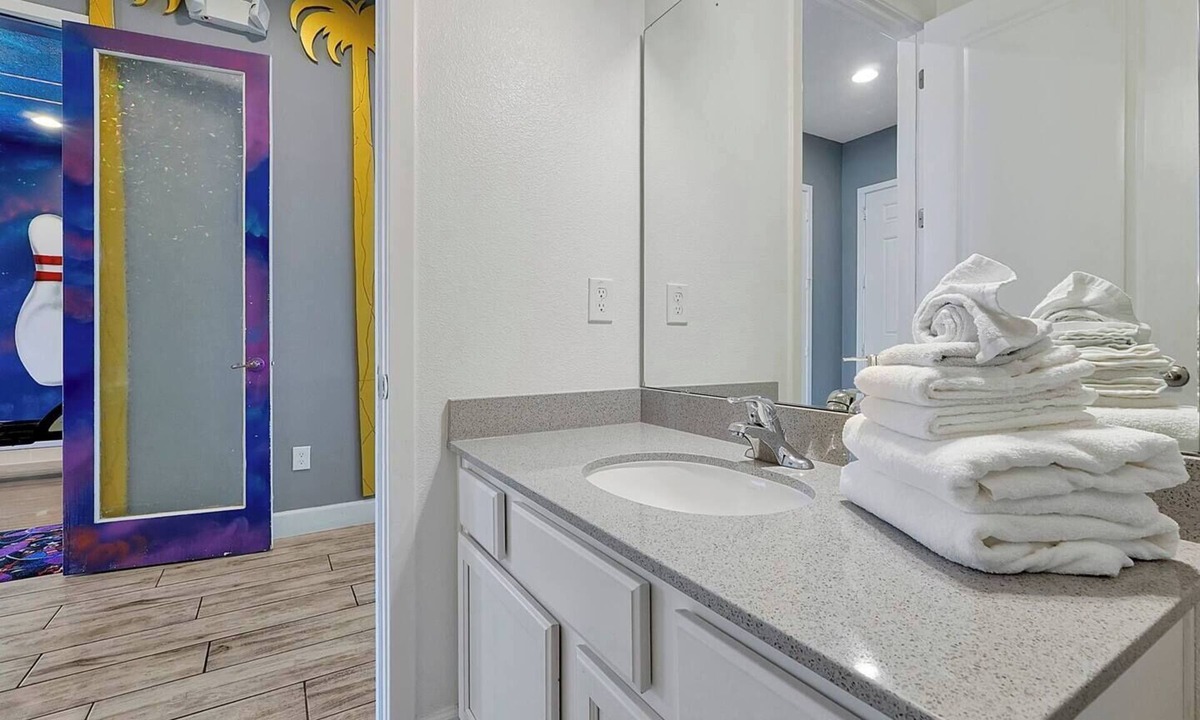 Kissimmee Villa | Spacious Bowling 14BR 14.5BA, Sleeps38, Lake Views