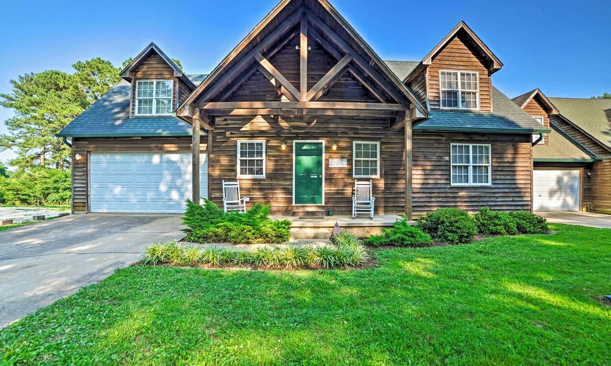 Springville House | Spacious Cabin on Kentucky Lake w/ Large Deck!