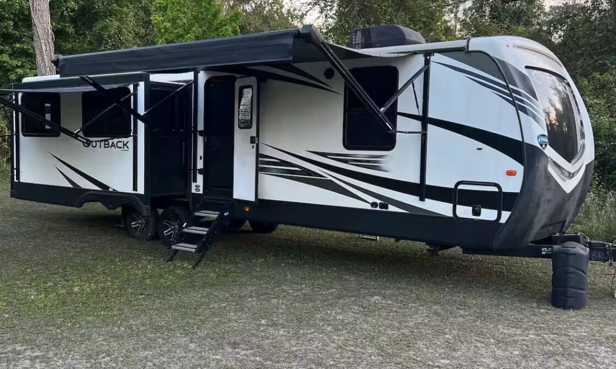 Satsuma House | Spacious Caravan/RV 36 feet 2 slide outs king bed on pond immersed in nature.