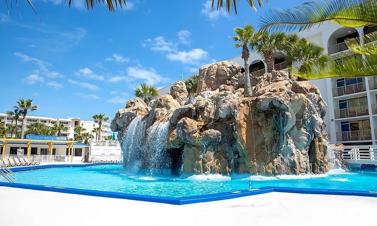 Fort Walton Beach Hotel | Spacious Family Retreat with Pools Near Waterfront Fun | 4 Units
