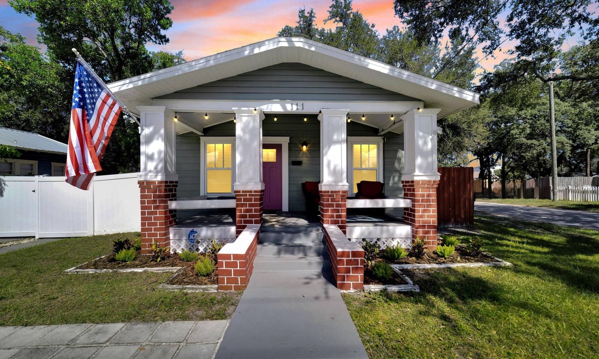South Seminole Heights House | Spacious Getaway - Cozy & Modern - Backyard Dreamn