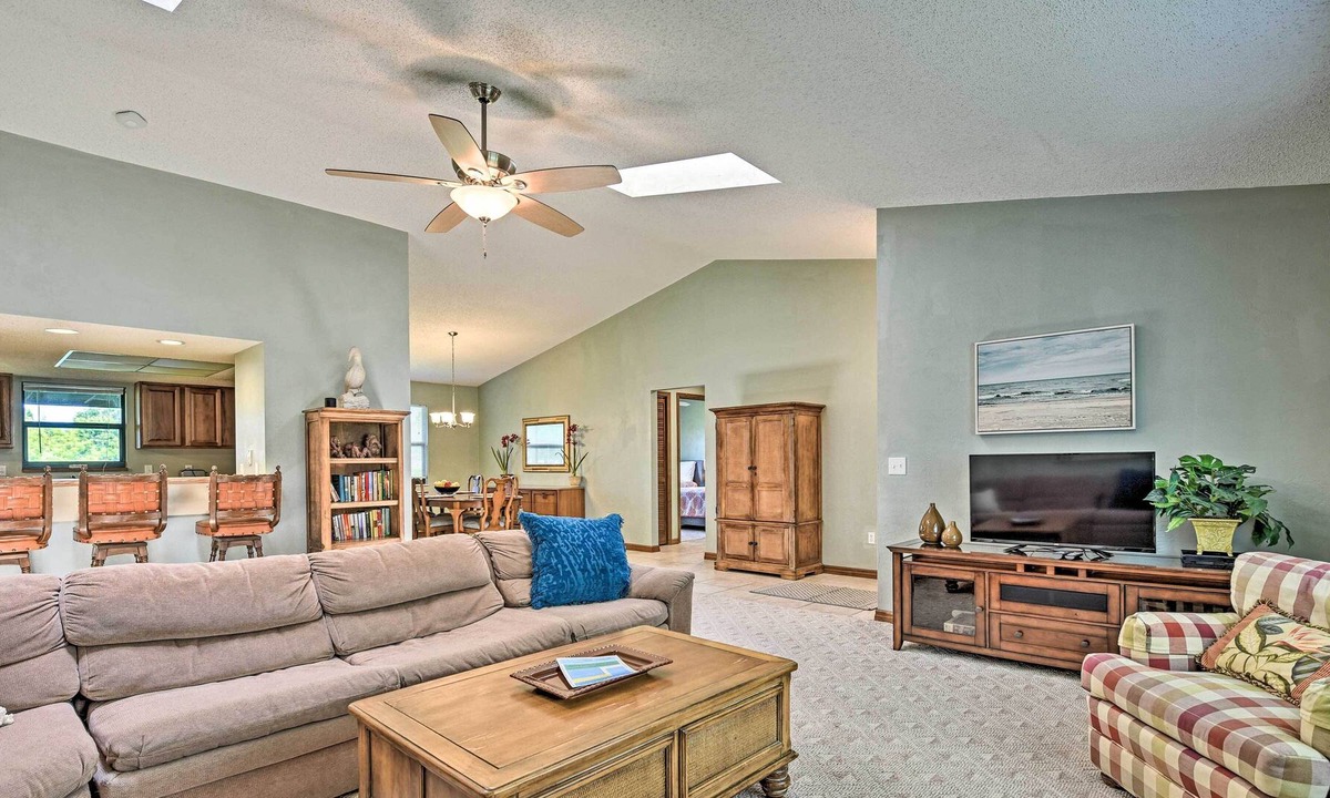 Hidden Lake House | Spacious Home - 5 Mi to Beach & Int’l Speedway!