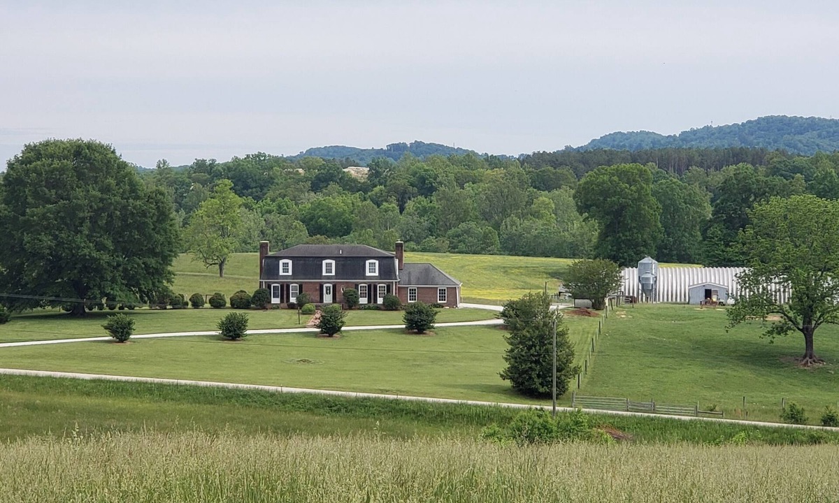 Lowesville Other | Spacious home for relaxation in Roseland. 30 min from hiking trails, wineries.