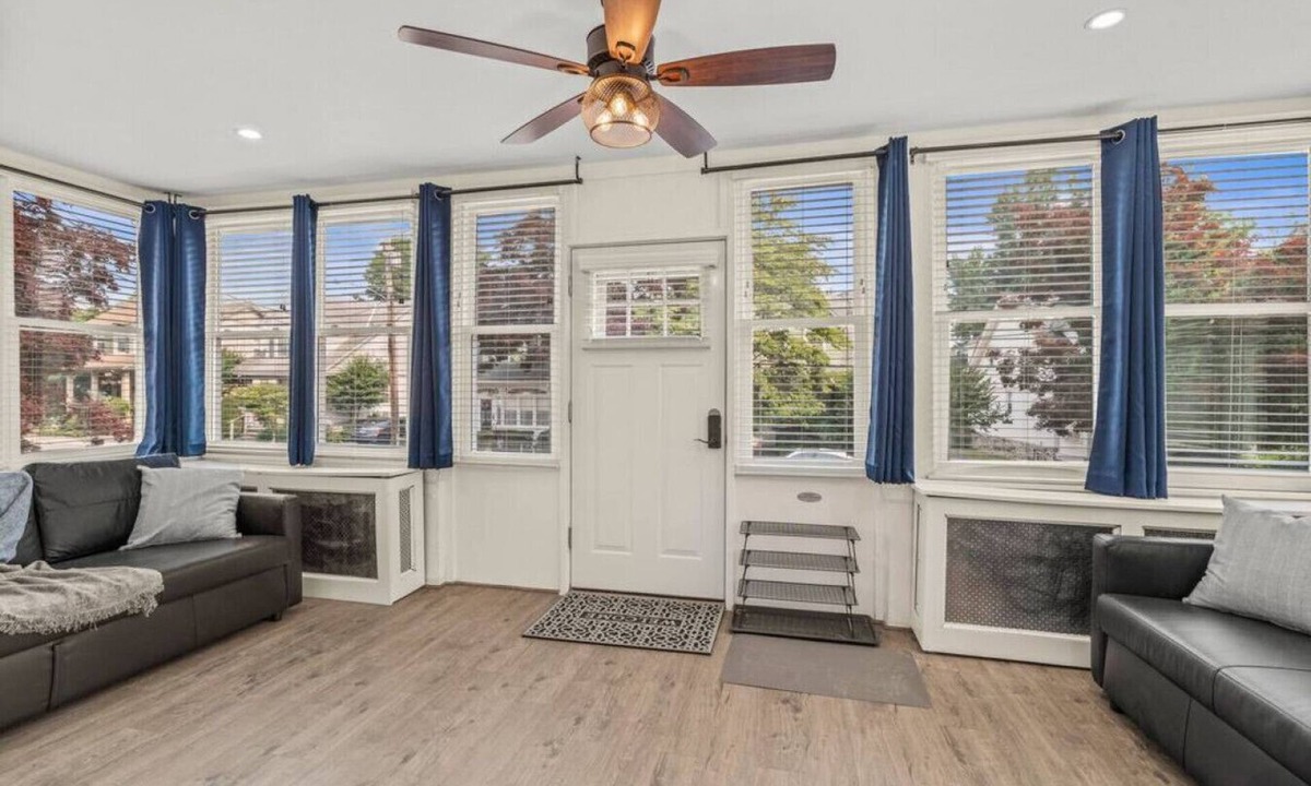 Narberth House | Spacious Home: King Beds Gym Deck Games Parking AC