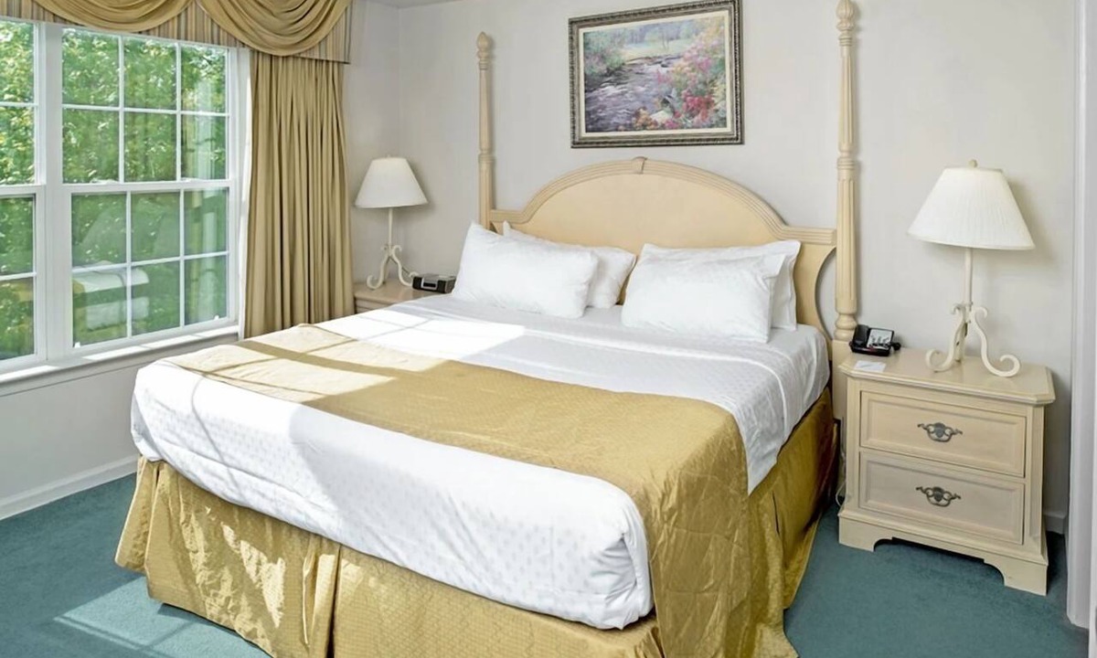 Berkeley Hotel | Spacious Home with Indoor/Outdoor Pools, 1.8 mi from Williamsburg Golf Course