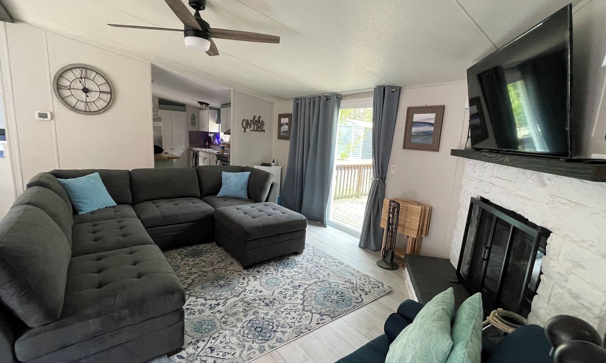 Denver House | Spacious Lake-adjacent Home in Denver, sleeps up to 12. Dog friendly!
