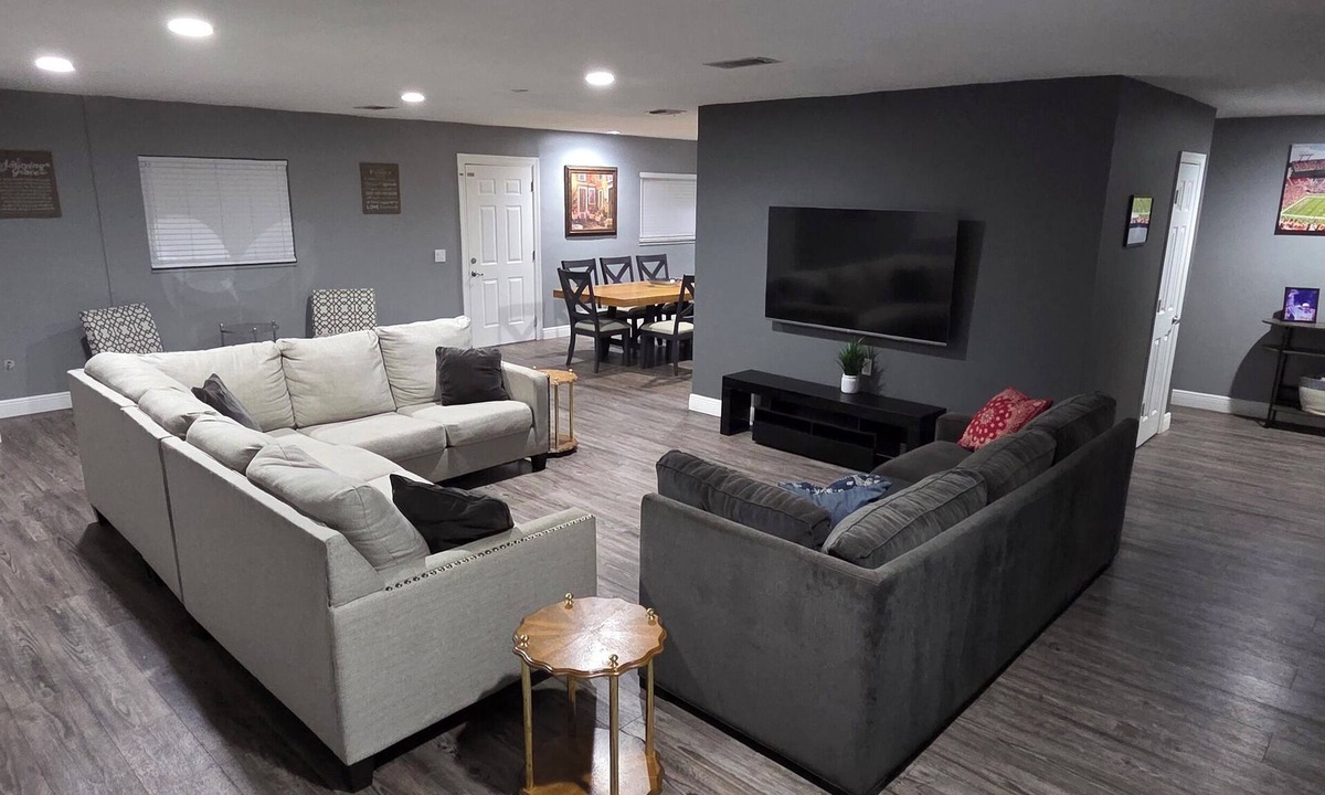 Lake Magdalene House | Spacious Lakefront Retreat-4BR/2BA, Pool Huge Back Yard Canoe & PetsOK