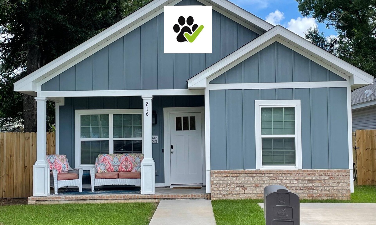 South Pensacola Cottage | Spacious, modern downtown cottage for you, your peeps and pup!