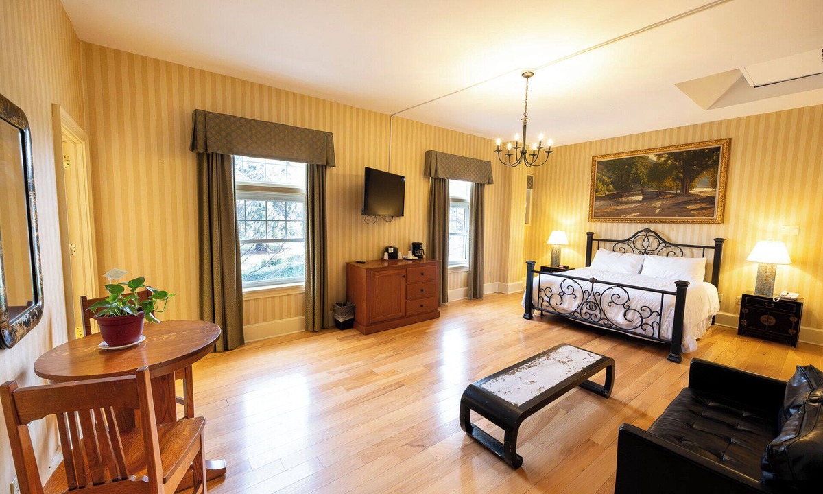 Shawnee On Delaware Hotel | Spacious Mountain Retreat | Ideal Room for a Calm & Scenic Getaway