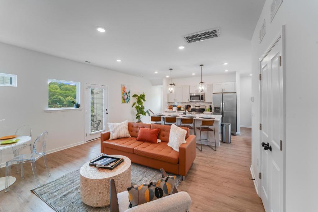 Cotswold House | Spacious New 3BR Home Near Uptown Charlotte - Private Baths - Peaceful Stay