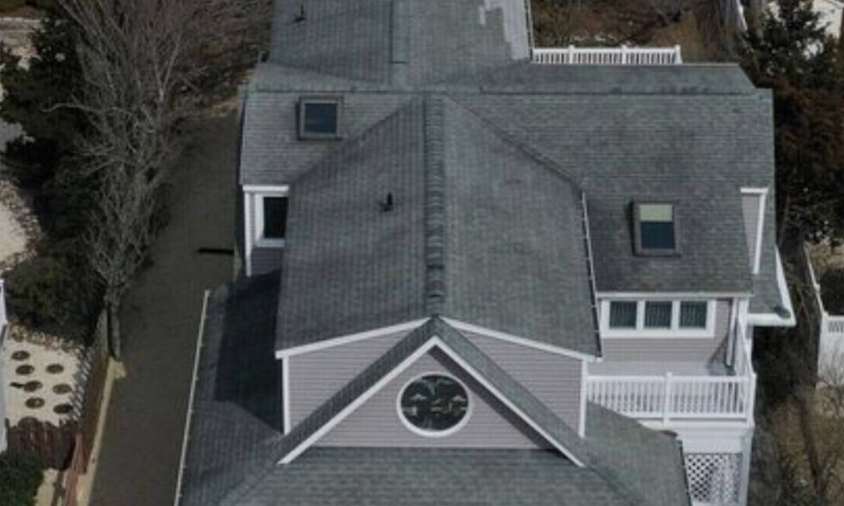 North Beach Haven House | Spacious newly renovated house --6 houses from the beach