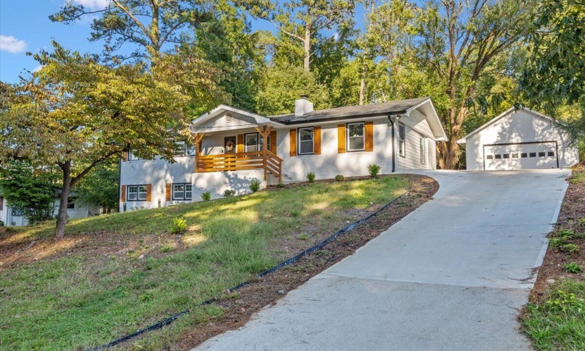 Douglasville House | Spacious Ranch style home in Douglasville. Game Room & Fire Pit free Wi-Fi